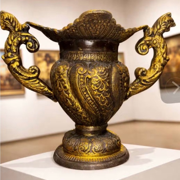 Antique Gilt Metal Urn – Classical Revival Decorative Vase (c. 1890–1925) - Picture 3 of 3